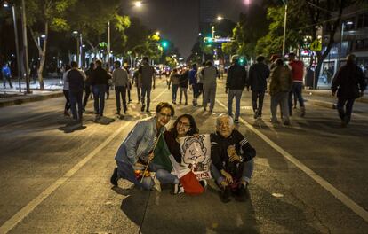 Una familia se toma fotos en la calle duarante la madrugada del unes 02 de Julio.