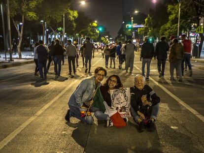 Una familia se toma fotos en la calle duarante la madrugada del unes 02 de Julio.