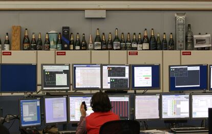 Una hilera de botellas vacías en el Centro de Control del LHC rememora la celebración por el descubrimiento del bosón de Higgs.