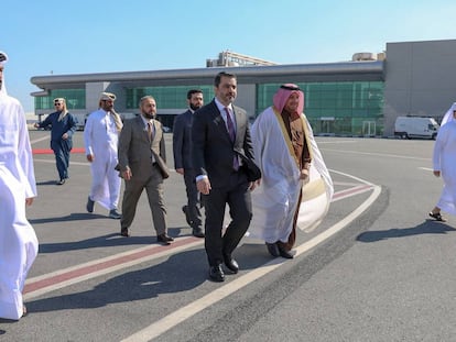 El ministro de Exteriores sirio, Asad Hasan al Shibani (centro), llegaba a Doha (Qatar) el pasado 5 de enero.