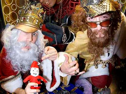 Los Reyes Magos, modernizados como raperos, con el muñeco para hacer vudú a Santa Claus.