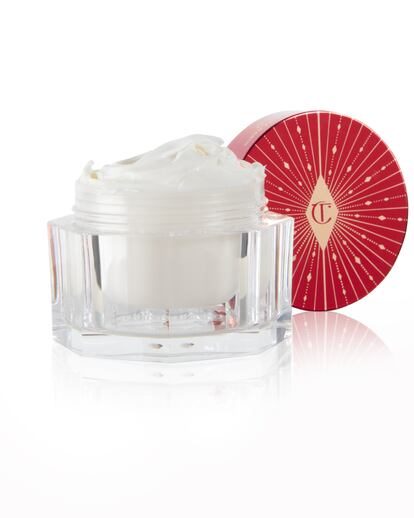 Charlotte Tilbury. En rojo intenso y con destellos dorados. Su hidratante Magic Cream que combina ocho ingredientes para el cuidado intensivo de la piel saca este mes sus mejores galas. El bestseller de la marca creada por la maquilladora superstar del mismo nombre festeja el comienzo de año con mucho glamour al estilo Old Hollywood.