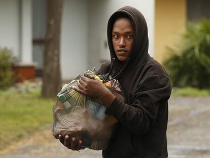 Un inmigrante recibe una bolsa de alimentos del Centro de Comunidad para la Acci&oacute;n Social en la recepci&oacute;n del centro en Sainte-Marie-La-Mer, Francia.