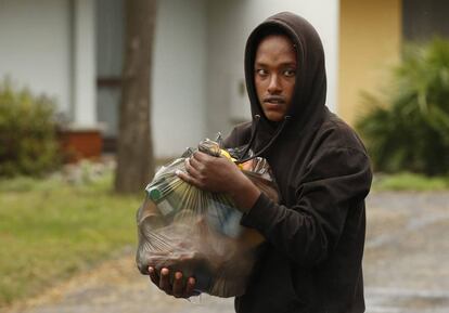 Un inmigrante recibe una bolsa de alimentos del Centro de Comunidad para la Acción Social en la recepción del centro en Sainte-Marie-La-Mer, Francia.