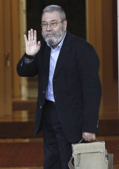 El secretario general de UGT, Cándido Méndez, a su llegada esta mañana al Palacio de la Moncloa donde asistió a la reunión del presidente del Gobierno, Mariano Rajoy, con los agentes sociales para intercambiar puntos de vista sobre la salida de la crisis y ofrecer diálogo.