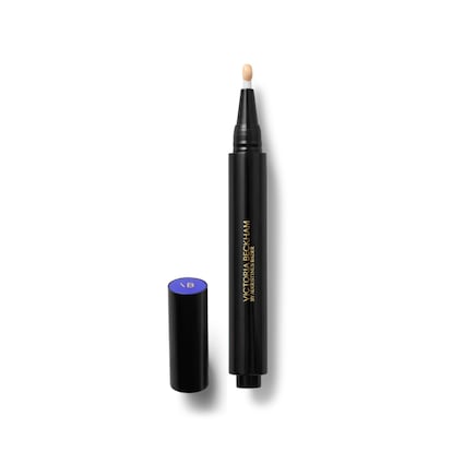 Este lápiz con formato clic es una de las colaboraciones de la marca de belleza de Victoria Beckham con su gurú del cuidado de la piel, el famoso científico biomédico y médico alemán especializado en biología de células madre y medicina regenerativa Augustinus Bader. Ofrece una cobertura de ligera a media y contiene activos de tratamiento para el contorno de ojos, existe en 16 tonos y cuesta 75 euros, 20 euros más que el icónico Touch Éclat de Yves Saint Laurent.