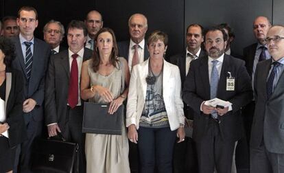 Arantza Tapia, en el centro, junto a representantes de patronales y empresas.