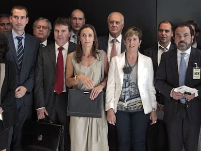 Arantza Tapia, en el centro, junto a representantes de patronales y empresas.