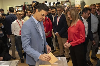  El líder del PSOE, Pedro Sánchez, ha confiado este domingo en que los ciudadanos participen en las elecciones del 28A y que den un mensaje "claro", "contundente" y "nítido" de que hace falta una mayoría parlamentaria lo suficientemente amplia para tener un Gobierno estable.
Sánchez ha llegado a las 09.15 horas al Centro Cultural Volturno A de la localidad madrileña de Pozuelo de Alarcón, acompañado por su esposa, para ejercer su derecho al voto.