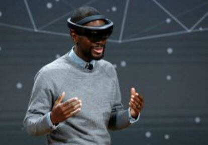 Taj Reid, dise&ntilde;ador senior de Microsoft, con unas gafas HoloLens .