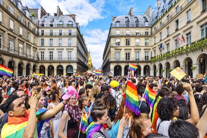 El 29 de junio, París celebra su Marcha del Orgullo lésbico, gay, bisexual, transexual e intersexo (ya no se llama Orgullo Gay). Unas 50 carrozas arrancan el desfile a las 14.00 desde un lugar tan simbólico como la plaza de la Concordia, frente a la Asamblea Nacional. Recorren el centro histórico de la capital francesa, pasan por delante del museo del Louvre, hacia la rue de Rivoli y el boulevard Sébastopol, para adentrarse en el barrio central de Châtelet-les-Halles, hasta alcanzar la plaza de la República, donde comienzan los conciertos y un gran fin de desfile alrededor de las diez de la noche. Después la fiesta se traslada hacia Les Marais, el barrio gay de París, con su calle más famosa, la Rue Rosiers, llena de tiendas y restaurantes con la bandera arcoíris. Más información: <a href="http://www.inter-lgbt.org/marche-des-fiertes/" target="_blank">inter-lgbt.org</a>