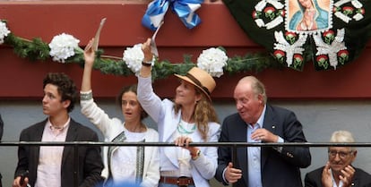 El rey Juan Carlos I , la infanta Elena de Borb&oacute;n junto a sus hijos Felipe Juan Froil&aacute;n y Victoria Federica Marichalar durante los festejos taurinos de la Semana Grande de San Sebasti&aacute;n 2016.