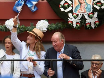 El rey Juan Carlos I , la infanta Elena de Borbón junto a sus hijos Felipe Juan Froilán y Victoria Federica Marichalar durante los festejos taurinos de la Semana Grande de San Sebastián 2016.
