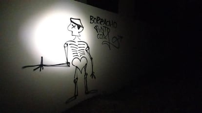 Pintada vandálica en los alrededores de la Alhambra de Granada el viernes pasado, en una imagen cedida por vecinos de la zona.
