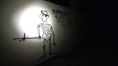 Pintada vandálica en los alrededores de la Alhambra de Granada el viernes pasado, en una imagen cedida por vecinos de la zona.