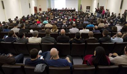 Asamblea de extrabajadores de Isofoton en Málaga.