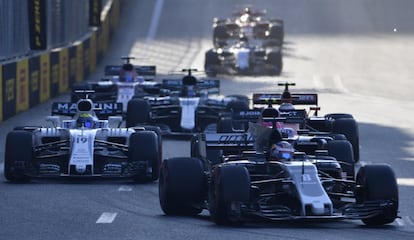 Romain Grosjean (derecha) seguido por Felipe Massa.