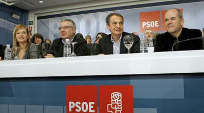 El presidente del Gobierno, José Luis Rodríguez Zapatero, acompañado de José Blanco, Leire Pajín y Manuel Cháves en el Comité Federal del PSOE