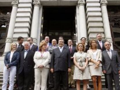 Francisco Álvarez-Cascos, con los diputados de Foro Asturias tras ser elegido presidente de Asturias.