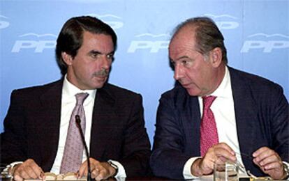 Aznar conversa con Rato, durante la reunión del Comité Ejecutivo del PP.