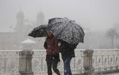 La nieve ha hecho acto de presencia esta mañana en San Sebastián.