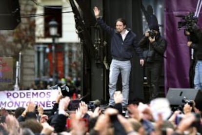 Iglesias saluda, al inicio de su intervención.