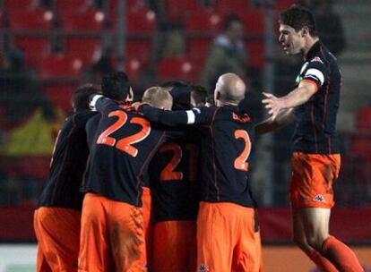 Los jugadores del Valencia festejan el gol de Maduro, que ponía el 2-0 ante el Slavia