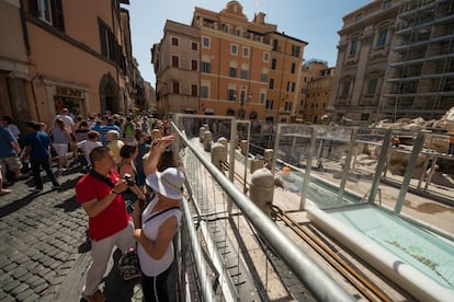 La Fontana de Trevi es uno de los símbolos de Roma. Los turistas llegan a ella para cumplir la tradición de lanzar monedas de espaldas a ella. Según la leyenda local, hay que tirar dos, una para tener buena suerte en la vida y otra para volver a visitar la Ciudad Eterna.