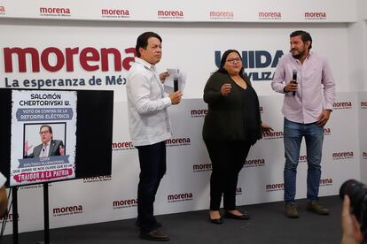 Mario Delgado y Citlalli Hernández durante una conferencia de prensa en abril de 2022.