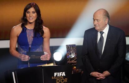 Hope Solo y Joseph Blatter en la entrega del Bal&oacute;n de Oro 2013.