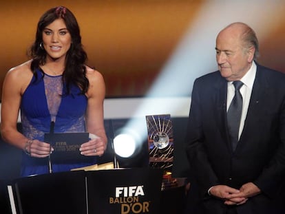 Hope Solo e Joseph Blatter na entrega da Bola de Ouro de 2013. 