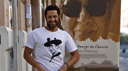 Rafael Amargo, ante el cartel de su documental sobre Chavela Vargas.