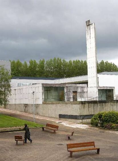 La iglesia de Fontiñas, en Santiago, es la última parroquia que ha consagrado el arzobispo