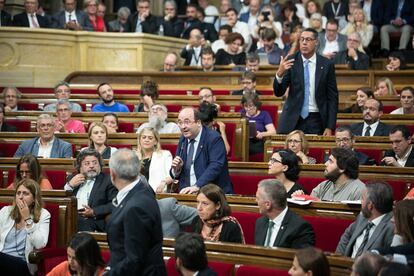 Miquel Iceta, líder del PSC (centro), durante su intervención en el Parlament.