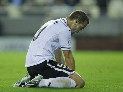 Roberto Soldado se lamenta durante el partido.