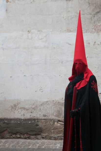 Un penitente durante la Semana Santa en El Puerto.