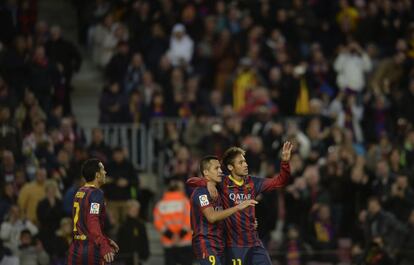 Alexis celebra su gol con Neymar