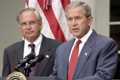 El presidente estadounidense, George W. Bush, presentando a Porter Gross como director de la CIA, el pasado agosto.