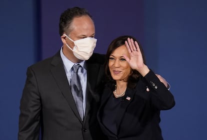 Kamala Harris antes del inicio del debate junto a su marido, Douglas Emhoff.