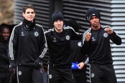 Oscar, Hazard y Willian llegando a la sesión de entrenamiento previa al partido de vuelta de cuartos de final de la Champions que les enfrentará al PSG.