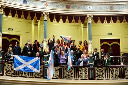 Activistas y representantes de organizaciones LGTBIQ en el Congreso de los Diputados el día de la aprobación de la norma para proteger los derechos del colectivo.
