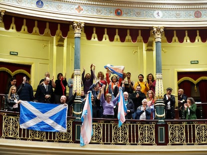 Miembros de los colectivos LGTBI celebraban en el Congreso de los Diputados la aprobación de la 'ley trans', a mediados de febrero.