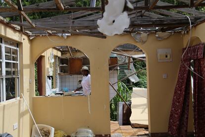 Mujer rescata lo poco que quedó de su casa en Dominica tras el paso del Huracán María.