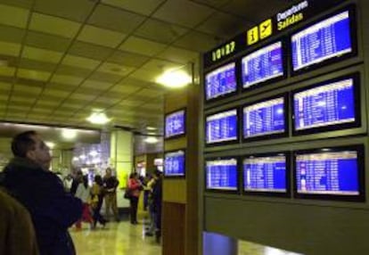 Viajeros esperan en el aeropuerto de Madrid-Barajas. EFE/Archivo