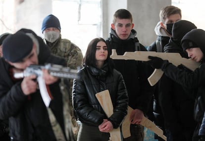 Un grupo de ucranios asiste a un entrenamiento militar abierto para civiles en un campo de entrenamiento en Kiev. Según una encuesta realizada por el Instituto Internacional de Sociología de Kiev (KIIS), en diciembre de 2021, el 50,2% de los ucranios dijeron que resistirían en caso de una intervención militar rusa en su ciudad.