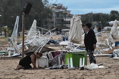 Dos mujeres buscan entre los escombros de un chiriguito destruido en Nea Plagia, Chalkidiki, al norte de Grecia.