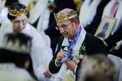 Un hombre se prepara antes del inicio de la ceremonia.