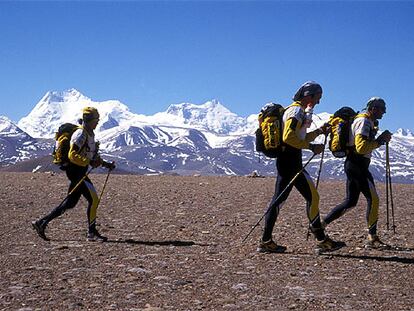 <b><i>Trekking </b></i>frente al Sisha Pangma (Tíbet), el más pequeño de los <b><i>ochomiles, </b></i>entre Nepal y Tíbet, durante una competición de deportes de aventura.