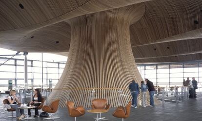 Interior de la Asamblea Nacional de Gales, en Cardiff, del arquitecto Richard Rogers.