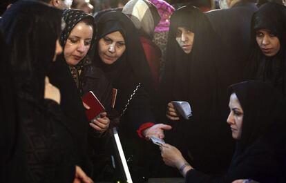 Unas mujeres iraníes se registran para votar durante la jornada de elecciones legislativas en Teherán.